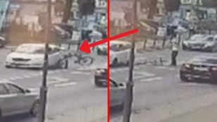 Wjechała rowerem w samochód przed komendą policji. Jest nagranie