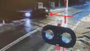 Zjechali na tory i utknęli. Niecodzienna sytuacja w Błoniu