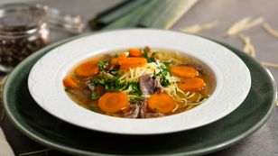 Ugotuj najlepszy rosół na gęsinie. Te proporcje mięsa do warzyw to niepodważalna tradycja