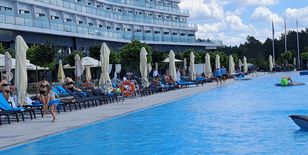 Hotel Gołębiewski w Pobierowie: ogromny kompleks, który dzieli turystów