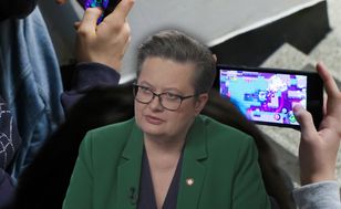 Zakaz smartfonów w szkołach wchodzi w życie — nauczyciele go chcieli
