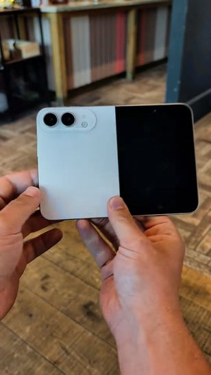 Foldable iPhone dummy unit reveals format and likely design