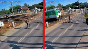 Chyba stracił rozum. Tak zachował się na przejeździe. Nagranie