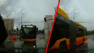 Autobus na Ochocie uderzył w tramwaj i 14 aut, wjechał w przejście podziemne