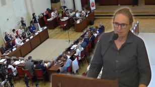 Radny uderzył w przewodniczącą. "Nie byłam w żadnym saloniku"