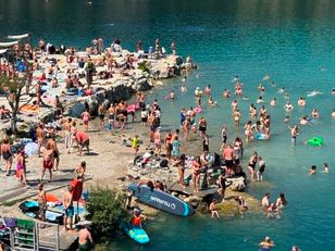 38°C w cieniu — tłumy Polaków szturmują zalewi Zakrzówek i Kryspinów