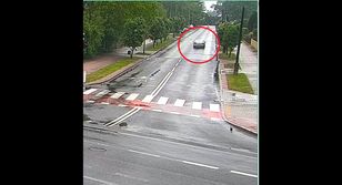 Kierujący wysiadł z jadącego auta. Wszystko się nagrało