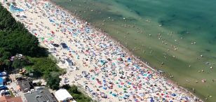 Traffic jams stretch for kilometres on Vistula Spit as summer heat draws crowds to the beach