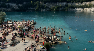 Four-hour queues at Zakrzówek swimming spot in Kraków