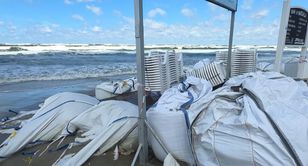 Huragan niszczy plaże w Krynicy Morskiej — worki z piaskiem bronią infrastruktury