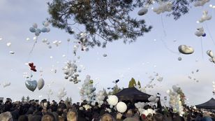 Poruszający moment na pogrzebie. Setki balonów wypuszczone w niebo