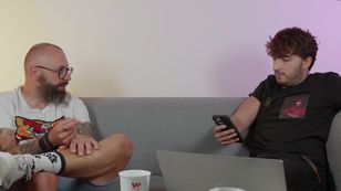 Smartfony niszczą relacje? Niektórzy potrafią rozmawiać z telefonem w ręce