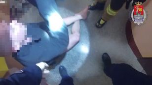 Policjanci nawet się nie zastanawiali. Wynieśli mężczyznę z płonącego mieszkania