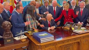 Kuriozalne sceny w Gabinecie Owalnym. Pastorzy MAGA modlili się za Trumpa