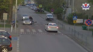 Dwie nastolatki na jednej hulajnodze. Wjechały wprost w auto