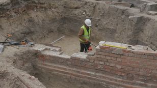 Archeolodzy odsłonili fragment murów. Znalezisko w pobliżu Pałacu Saskiego