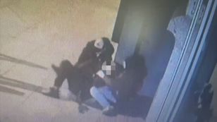 Zaszli od tyłu, zaatakowali. Policja z Warszawy szuka tych mężczyzn