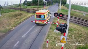 "Już nie uratują". Karetka utknęła na przejeździe kolejowym