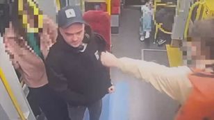 Brutalny atak w warszawskim tramwaju. Policja pokazuje nagranie