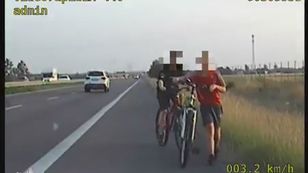 Dzieci na ekspresówce. 8- i 9-latek jechali rowerami pod prąd