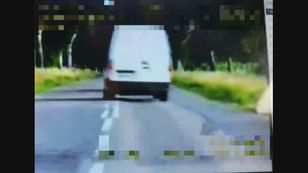 O włos od czołowego zderzenia. Brawurowy manewr kierowcy busa