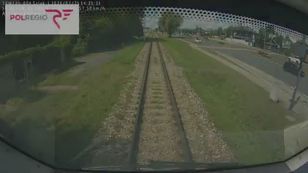 Sekundy od tragedii. Mężczyzna na hulajnodze zderzył się z pociągiem