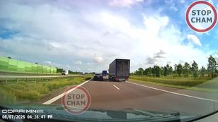 Starszy mężczyzna na środku drogi ekspresowej. Jest nagranie