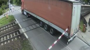 Pociąg Intercity zmiótł ciężarówkę. Jest nagranie z monitoringu