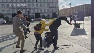 Macierewicz z pistoletem na farbę. Szarpał się z protestującymi