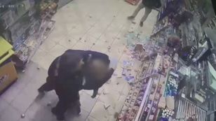 Totalna demolka w sklepie. Policja pokazała wideo z furiatem w akcji