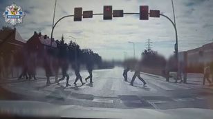 Pieszy miał zielone światło. Policja publikuje nagranie z wypadku