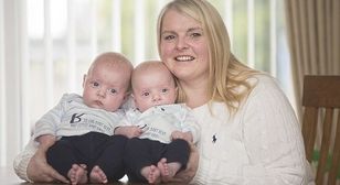 4a43d91200000578-5511689-helen-craven-from-york-gave-birth-to-her-twins-finlay-right-and-a-2-1521304415974_c570.-x6y47xx654yy401.jpg