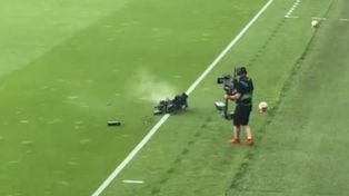 O krok od tragedii. Płonąca kamera spadła na murawę podczas meczu