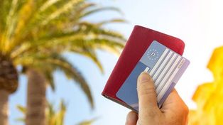 EKUZ czy prywatna polisa - co lepiej chroni turystę?