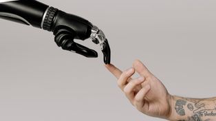 Microsoft uspokaja po słowach Suleymana: AI nie zastąpi etatu