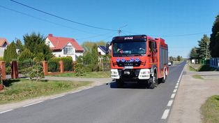 Groźne zdarzenie na DW540 w Sikorzu. Auto wypadło z drogi i uderzyło w betonowy przepust!