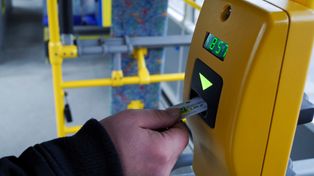 Biletomaty KM Płock bez płatności kartą i BLIK. Awaria ma charakter ogólnopolski – problemy zgłaszane są także w innych miejscach!