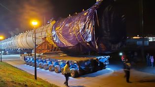 Nocny transport ogromnej kolumny do ORLEN. Utrudnienia w Płocku!