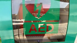 Nowy defibrylator AED w Płocku – ratujące życie urządzenie na cmentarzu przy ul. Bielskiej