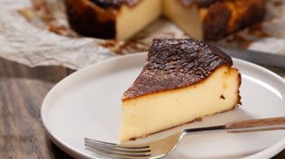 Sernik z owocami na kruchym spodzie – letni klasyk z porzeczkami i agrestem