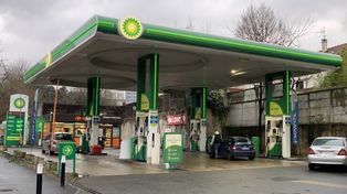 Paliwo tańsze jeszcze przed wakacjami? Rząd szykuje podatkowy ruch, a ceny już spadają