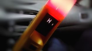 Prawie 4 promile za kierownicą. Jazda zakończona uderzeniem w drzewo