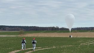 Balony z kontrabandą nad Warmią i Mazurami. Policja zabezpieczyła nielegalne papierosy