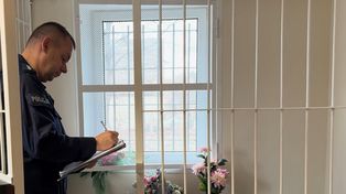 Okradała groby, nawet dziecięce – 39-latka z cmentarnym łupem w domu.