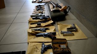 Policyjne uderzenie w nielegalny arsenał. Broń ukryta w ścianach, zatrzymano trzy osoby