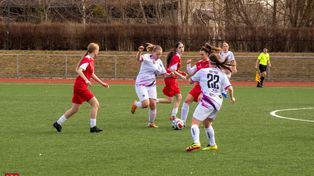 Kobieca piłka nożna na stadionie przy ul. Okrzei w Pile