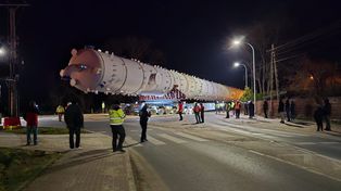 Gigantyczna kolumna dotarła do ORLENU w Płocku – zakończył się nocny transport przez miasto!