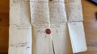 "Złodziejski skarb z lasu". Policja odzyskała 270-letni dokument skradziony z archiwum