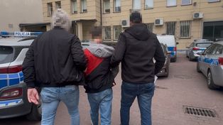 Brutalny atak pseudokibiców w centrum Warszawy. 15-latek pobity i upokorzony