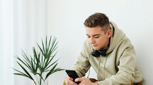 Dziecko ciągle online? W Poznaniu ruszają warsztaty dla rodziców o cyfrowych uzależnieniach